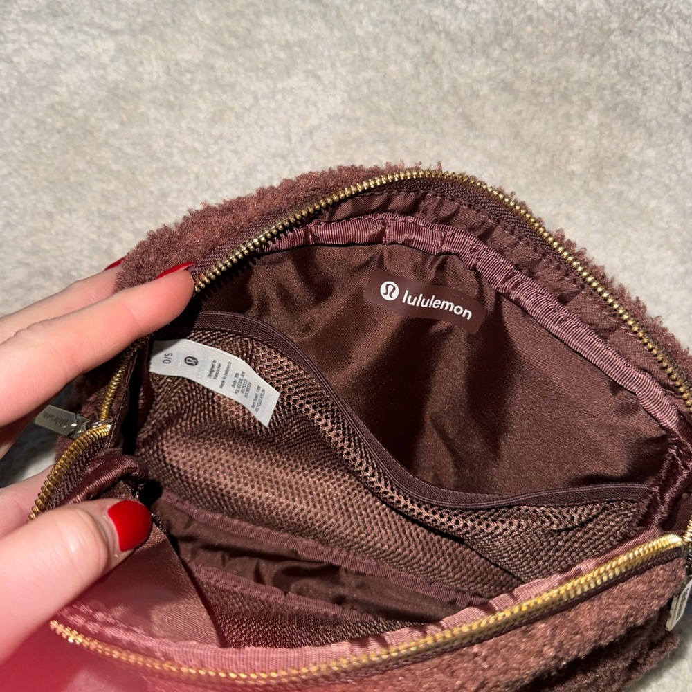 Lululemon Everywhere Belt Bag Large (Fleece, Brown) - Picture 4 of 6